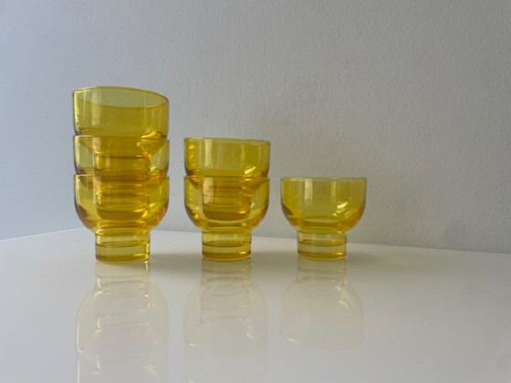 Image 1 of Set di 6 bicchieri gialli impilabili stile anni Settanta da 150 ml