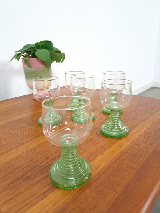 Image 1 of Ensemble de 6 verres à vin côtelés VEB à base verte