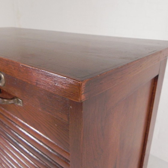 Image 1 of Armadio in rovere con serranda avvolgibile a 2 ante, alto 150 cm, anni '30.
