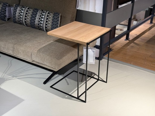 Mesa de mayordomo gris con máquina de discos