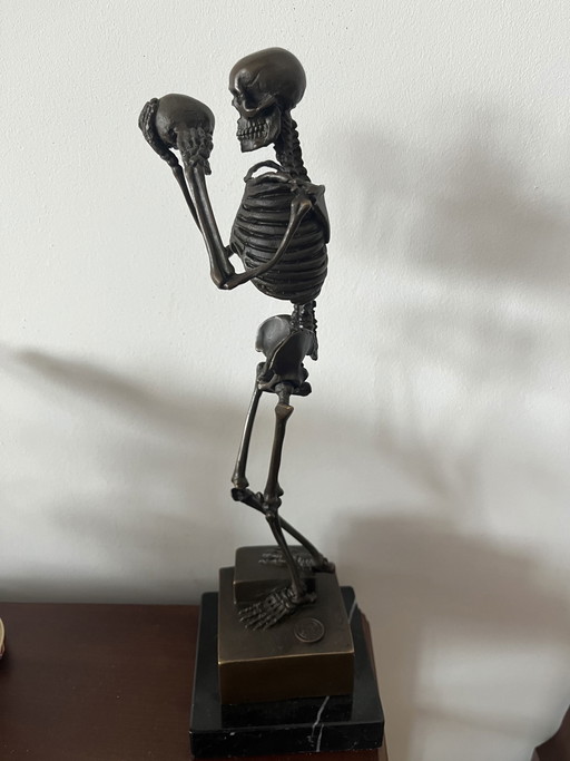 Statua di scheletro in bronzo