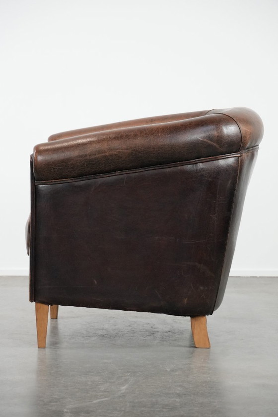 Image 1 of Karaktervolle clubfauteuil gemaakt van schapenleer met een mooi patina