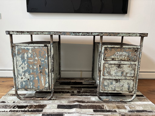 Scrivania in metallo vintage industriale unica: un pezzo di tendenza