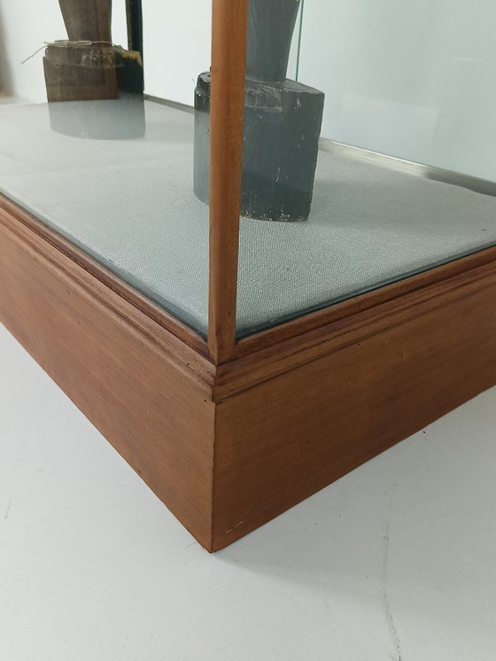 Image 1 of Vitrine de musée ancienne