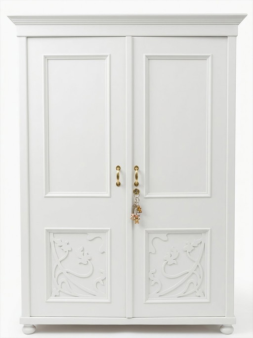 Armoire à deux portes avec détails floraux sculptés