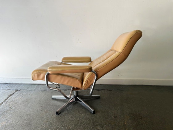 Sillón reclinable escandinavo de cuero de mediados de siglo con estructura cromada, años 60-70. (photo 6 of 8)