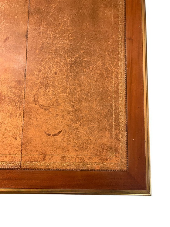 Image 1 of Flacher Schreibtisch aus Mahagoni im Stil Louis XVI., Lederplatte und Bronzeverzierungen