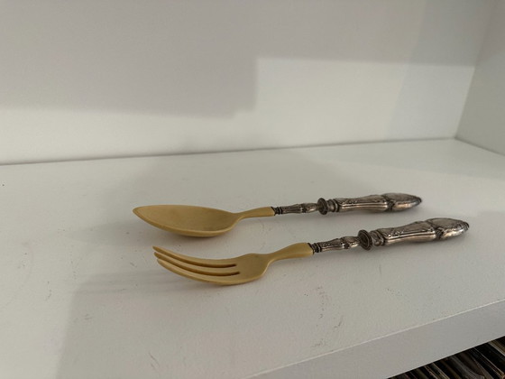 Image 1 of Antiek slaservies - Zilver en gebeeldhouwd natuurlijk hoorn Schitterend duo van opscheplepel en vork, bestaande uit manch