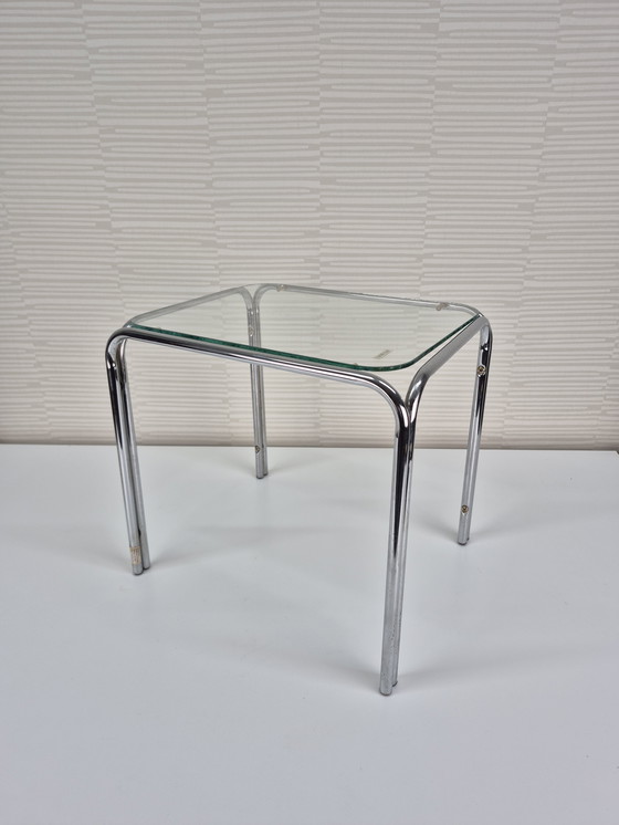 Image 1 of Table des années 1970. Table d'appoint vintage à structure tubulaire et plateau en verre.