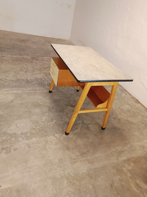 Image 1 of Scrivania vintage di piccole dimensioni, in legno e laminato.