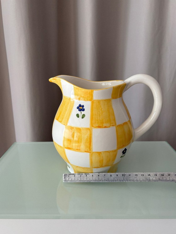 Brocca in ceramica Cottagecore dipinta a mano – Quadri gialli e fiori blu – Accessori da cucina (photo 8 of 11)