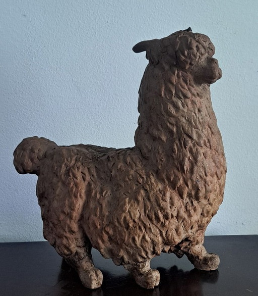 Estatua de llama de cerámica, hecha a mano.