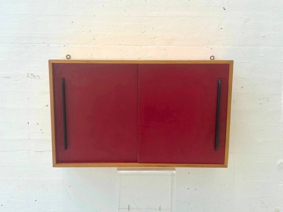 Armario de pared de mediados de siglo con puertas correderas rojas, década de 1960. – Armarios de pared, Wood (photo 5 of 10)