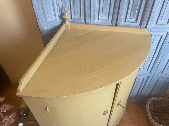 Image 1 of Eckschrank Küchenschrank aus dem 19. Jahrhundert mit gewölbten Türen