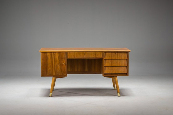 Image 1 of Freistehender Schreibtisch in Nussbaum, 1960er Jahre