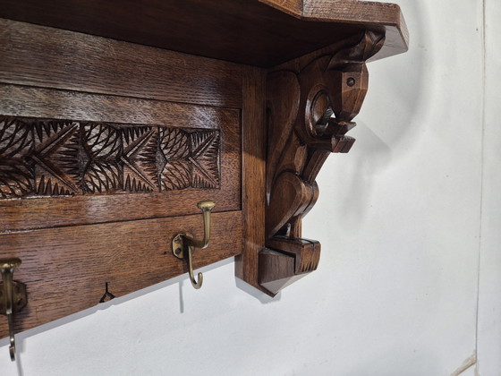 Image 1 of Perchero de pared Art Déco de roble con adornos de ardillas.
