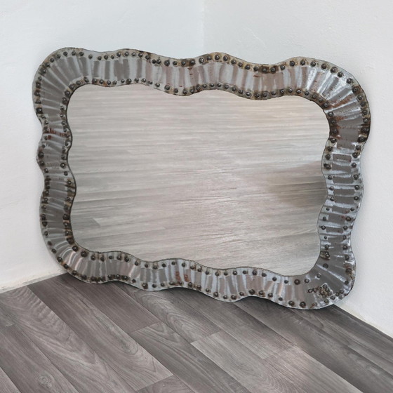 Image 1 of Specchio Da Parete Brutalist Borchiato In Metallo Anni 60 Design Modernariato