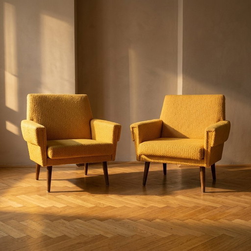 Een paar retro fauteuils, gestoffeerde loungestoelen uit het midden van de 20e eeuw, Midden-Europa, midden 20e eeuw