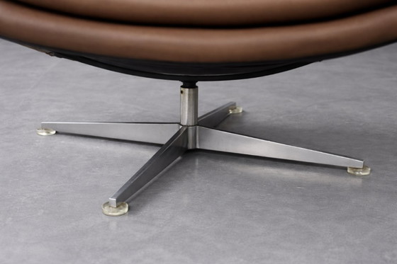 Image 1 of Fauteuil pivotant et repose-pieds en cuir marron, style danois moderne vintage, années 1970, ensemble de 2