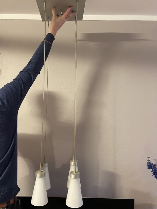 Lampe suspendue design avec 4 calices blanc laiteux
