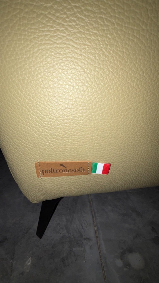 Image 1 of Nuova poltrona reclinabile elettrica di Poltronesofà nell'elegante colore beige/cammello.