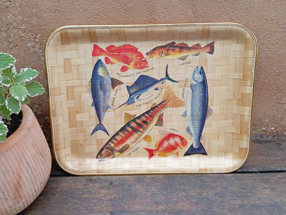 Image 1 of 1970 vintage geweven dienblad met zeevis decoratie