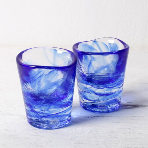 Lot de 2 Verres à Shot Bleus Kosta Boda 'Mine' par Ulrica Hydman Vallien / Suède / 2002