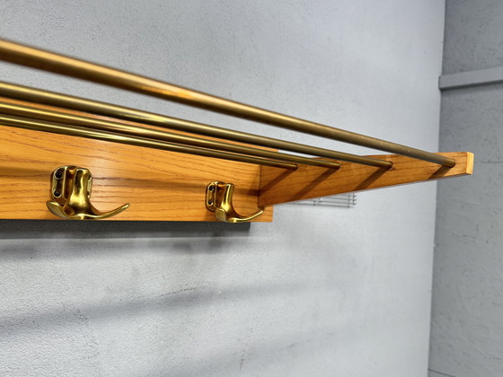 Image 1 of Appendiabiti vintage di metà secolo: legno e ottone, design senza tempo