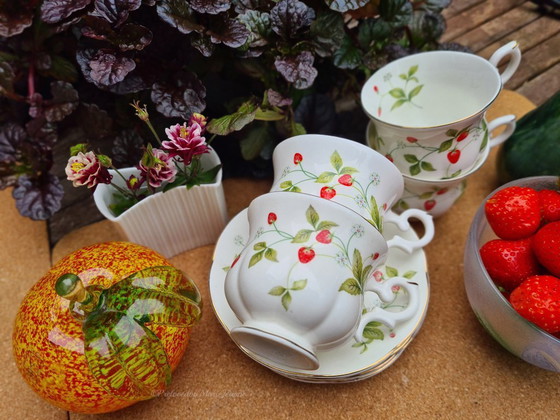 Image 1 of 4 tazas y platillos STRAWBERYY FIELD (Artículo de los Beatles)