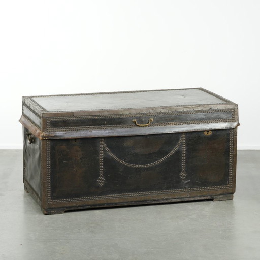 Characterful antique Chinese chest from the 19th century with a beautiful patina, finished with decorative nails.