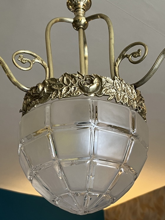 Image 1 of Lampadario Art Nouveau a quattro bracci in ottone e bronzo con globi in vetro satinato.