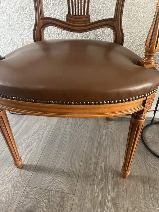 Fauteuil élégant à dossier en forme de bouclier de style Hepplewhite avec de magnifiques sculptures sur bois