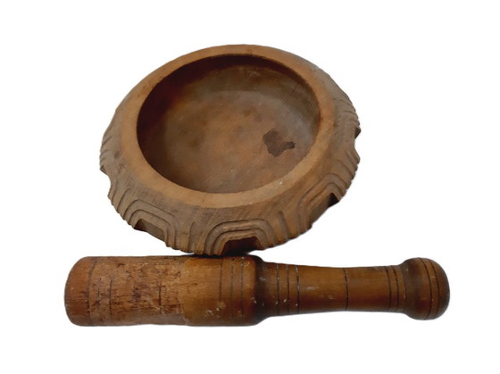 Image 1 of Bol et pilon en bois sculpté vintage