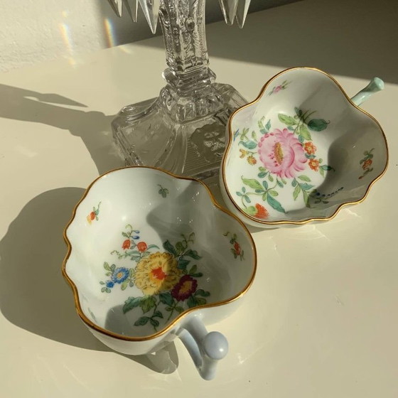 Image 1 of Coppia di antichi piatti giapponesi in porcellana Kutani a forma di foglia – Era Meiji/Taisho – Dipinti a mano e dorati