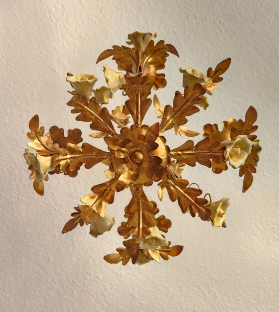 Lampe de plafond florentine ancienne, dorée et forgée à la main, ornée de roses en porcelaine, Italie (photo 6 of 14)