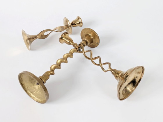 Image 1 of Set van 3 vintage messing kandelaars uit het midden van de 20e eeuw, verschillend van vorm met gedraaide en torsade-details.