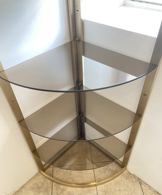 Vintage modulaire hoekwandkast uit de jaren 70 met glazen en gouden metalen frame. – Boekenkasten, Glass (photo 4 of 20)