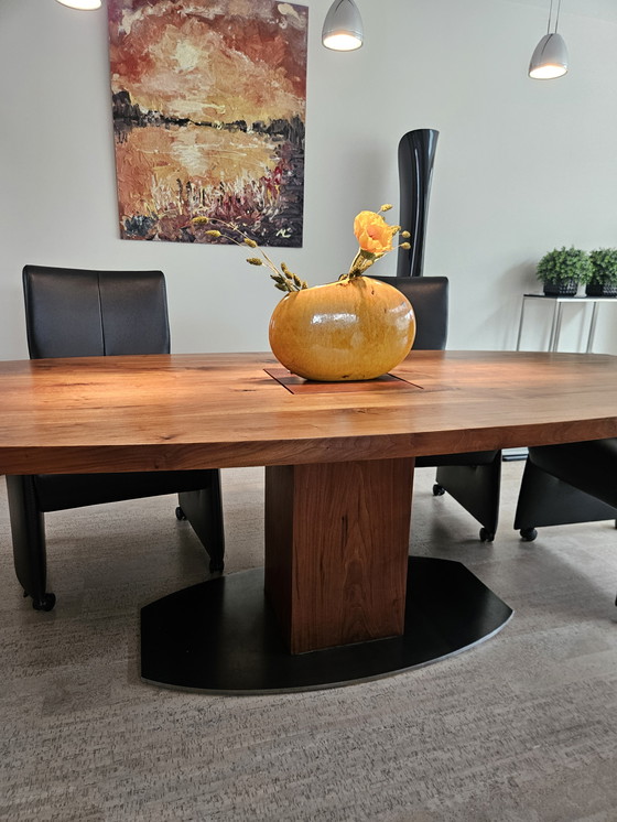 Image 1 of Mesa de comedor de nogal macizo Riva