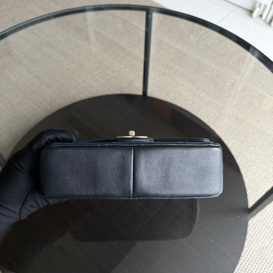 Image 1 of Borsa Chanel Seasonal Flap - 23 cm in pelle di agnello trapuntata bicolore bianco, nero e finiture dorate, serie 19