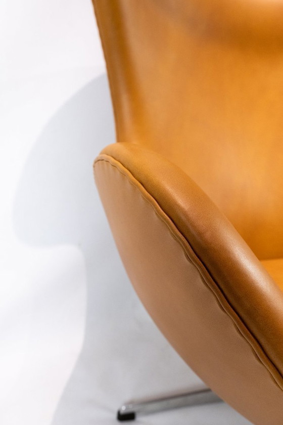 Image 1 of The Egg, Model 3316 Designed