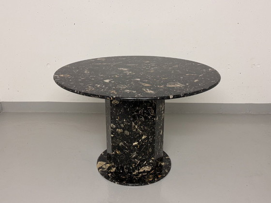 Image 1 of Mesa de diseño exclusiva fabricada en mármol negro – redonda con base facetada, atemporal