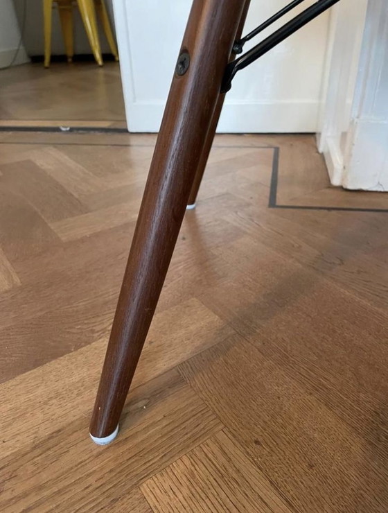 Image 1 of 2 sillas laterales de fibra de vidrio Eames Miller DSW, blancas