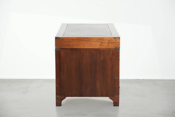 Image 1 of Oud houten Engels bureau uit begin 20e eeuw in campaign style met messing elementen en een groen lederen blad