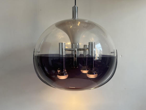 Image 1 of Hanglamp in ruimtetijdperkstijl — toegeschreven aan Stilux Milano, tweekleurige acrylbol en chroom, Italië ~1970