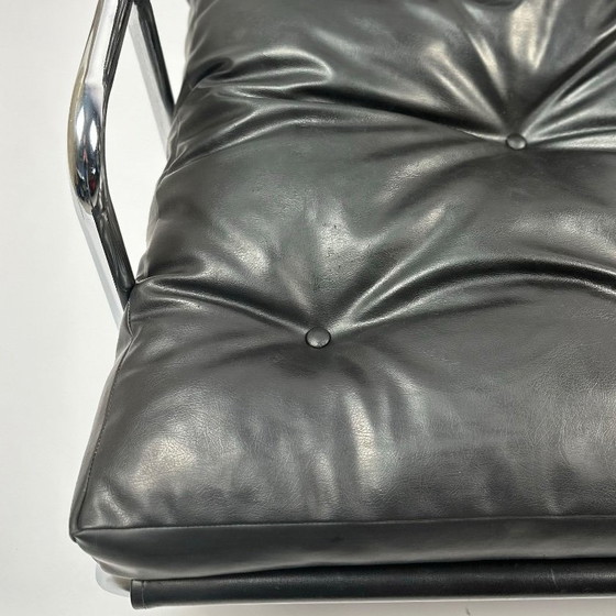 Image 1 of Poltrona vintage nera anni '70 con base cromata