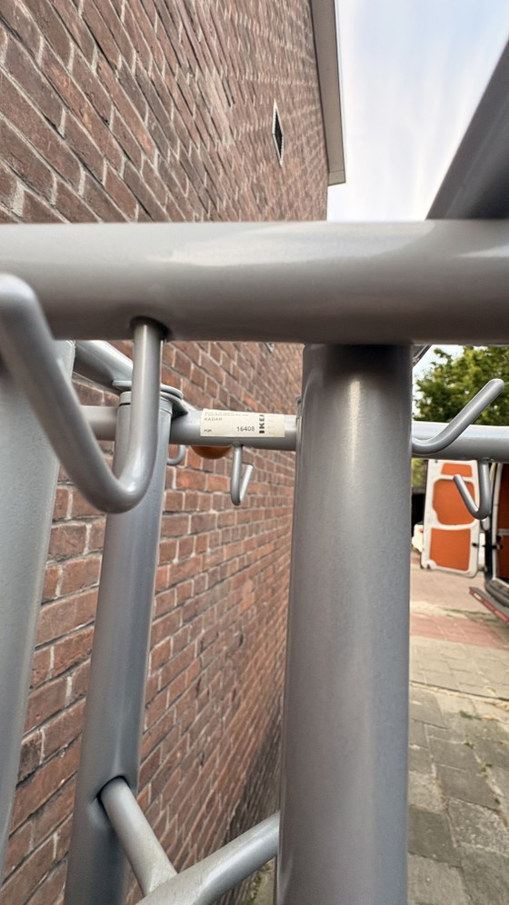 Eine antike, stehende Garderobe aus metallgrau lackiertem Metall mit Holzkugelknöpfen – IKEA, Kleiderständer (photo 5 of 5)