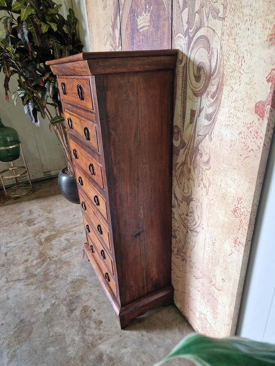 Image 1 of Cassettiera rustica antica, mobiletto da farmacia, schedario. Dimensioni: 57x30 cm e 112 cm di altezza.