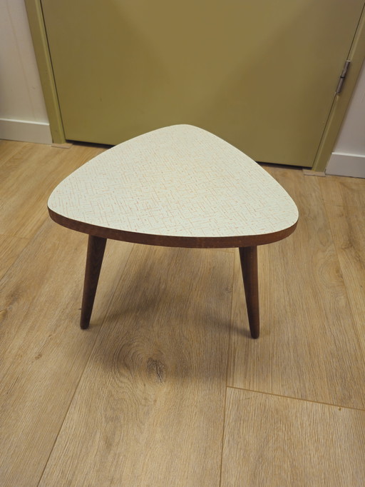 Mesa auxiliar vintage con plantas