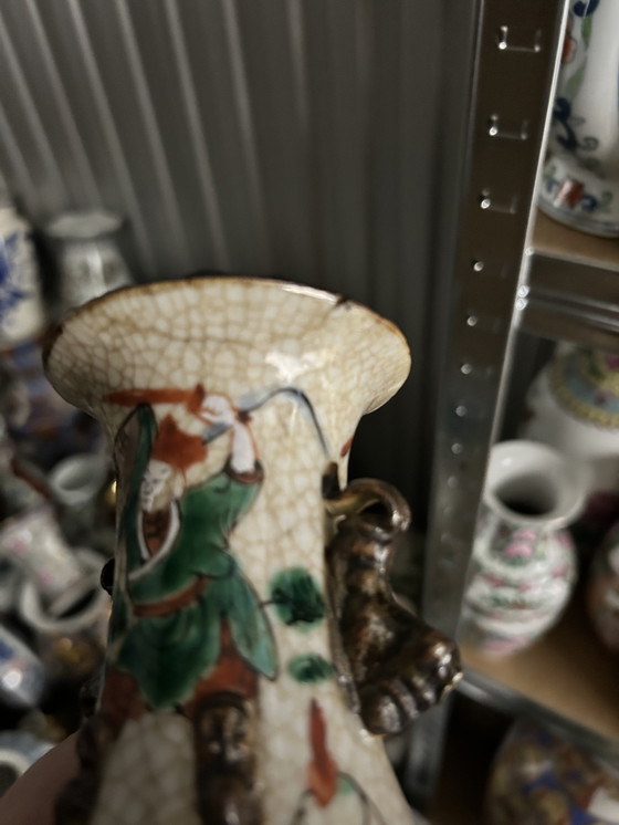 Image 1 of Porseleinen vazen met krijtwitte glazuur en krijgsscènes in Nanking-stijl gemaakt rond 1880-1900