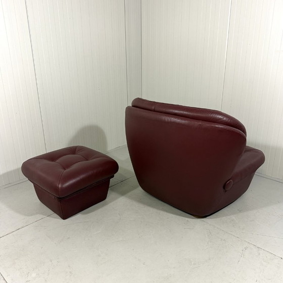 Image 1 of Fauteuil lounge et repose-pieds en cuir bordeaux français, style Space Age, années 1970